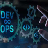 Symbolbild mit Zahnrädern und Hand zur Darstellung Devops